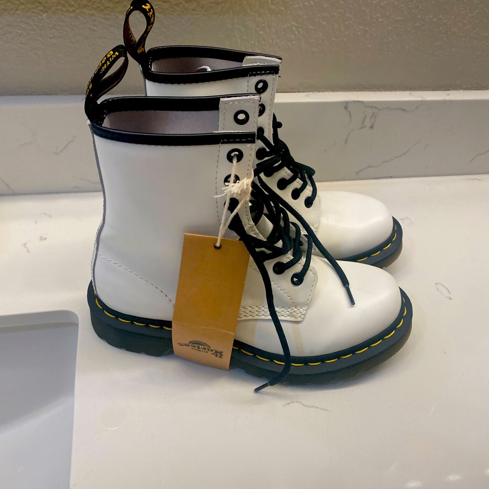 Dr Martens boots white size 6 brand new with tag